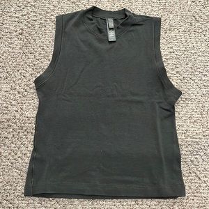 NEVER WORN Skims Mock Neck Tann